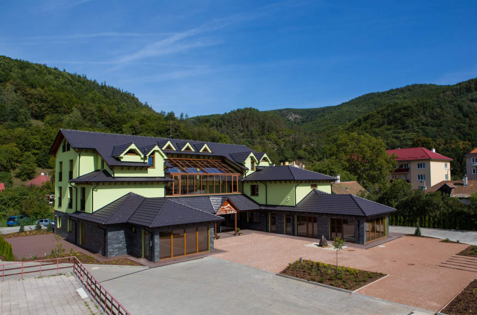 Exteriér moderného hotela DARO v Hodruši-Hámroch obklopeného malebnou prírodou Štiavnických vrchov.