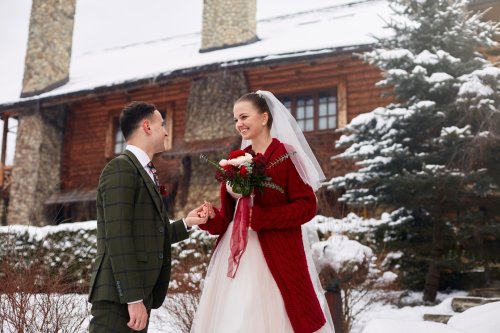 Príjemná, útulná a tradične slovenská. Presne taká je atmosféra svadby v kolibe. Vyberte si tú správnu kolibu pre vašu svadbu z našej ponuky priestorov.