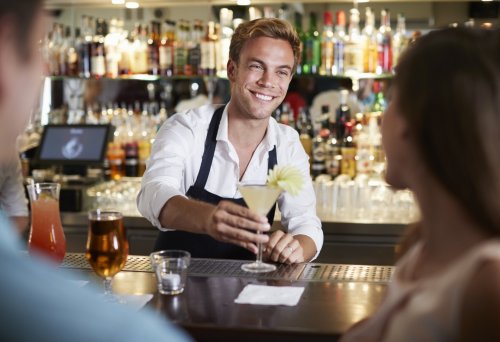 Obstarávanie baru je umením. Barman na svadbu zabezpečí spokojnosť hostí a pridá element šoumenstva do celkovej atmosféry. Vyberte si z našej databázy.