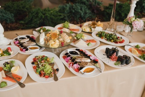 Zabezpečte si kvalitný catering na svadbu. Vyberte si z našej ponuky cateringových služieb, ktoré vám pripravia skvelé jedlo a nápoje na vašu svadbu.