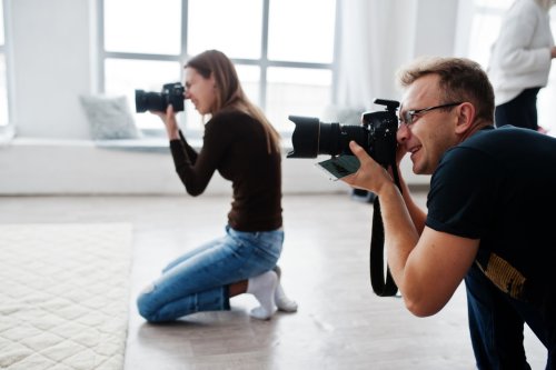 Svadobný kameraman spolu s fotografom je riešením, ako dostať maximálnu hodnotu za vaše peniaze. Zvečnite svoj svadobný deň s dodávateľom z bridee.online