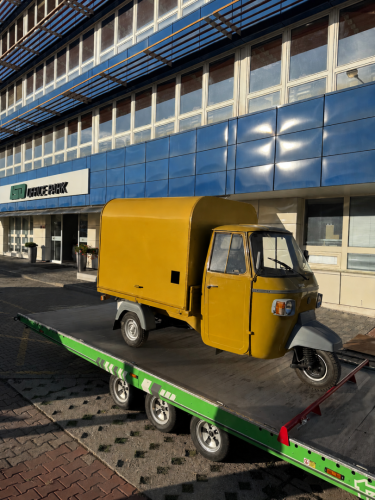Piaggio APE naložené na přívěsu po přestavbě na žlutý svatební bar Piaggio Prosecco Piškot.