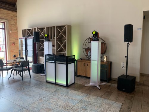 Profesionálna DJ technika od Dj Marek Búry pripravená na svadobnú hostinu s podsvieteným pultom a svetelnými efektmi.