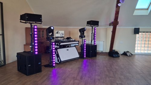 Profesionálna DJ technika a svetelná show pripravená na svadbu v interiéri.