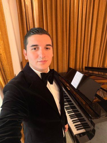 Patrik Bohunský z Golden Keys v elegantnom čiernom obleku s motýlikom stojí pri krídle pripravený na svadobné vystúpenie.
