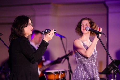 Speváčky zo skupiny KOLOREZ band počas vystúpenia na svadbe v elegantnom oblečení.