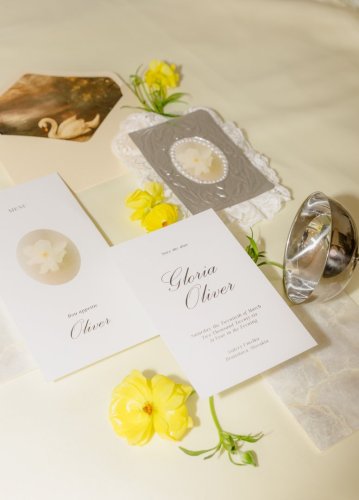 Elegantné svadobné tlačoviny so žltými kvetmi, menu a oznámenie pre Gloriu a Olivera v rámci ponuky Svadby.
