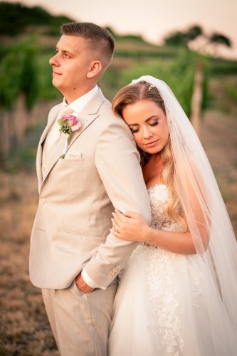 Romantický portrét nevesty opretej o plece ženícha vo vinohrade od Wedding Stories - Svadobný fotograf Jaroslav Adame