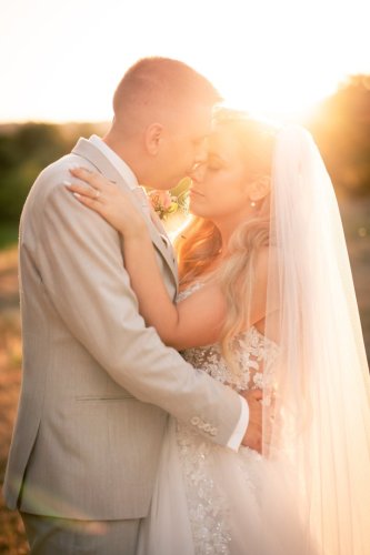 Romantický portrét nevesty a ženícha v objatí pri západe slnka od Wedding Stories - Svadobný fotograf Jaroslav Adame.