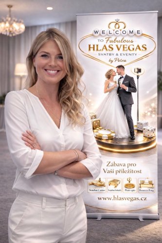 Usmievavá blondínka v bielom oblečení stojaca pred reklamným bannerom služby Videokoutek a Fotospin 360 na svadby a eventy.