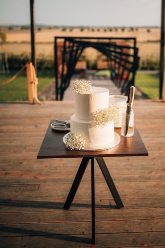 Dvojposchodová svadobná torta v exteriéri Frtus Winery