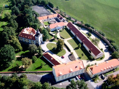 Letecký pohľad na areál Pytloun Chateau Hotel Ctěnice s historickými budovami a priľahlými záhradami.